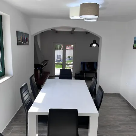 Mungo Villa *